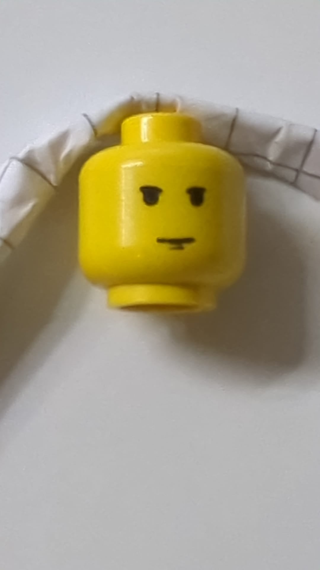 Minifigur, Kopf, schwarze obere Augenlider und Grübchen am Kinn, neutrales Muster gelb