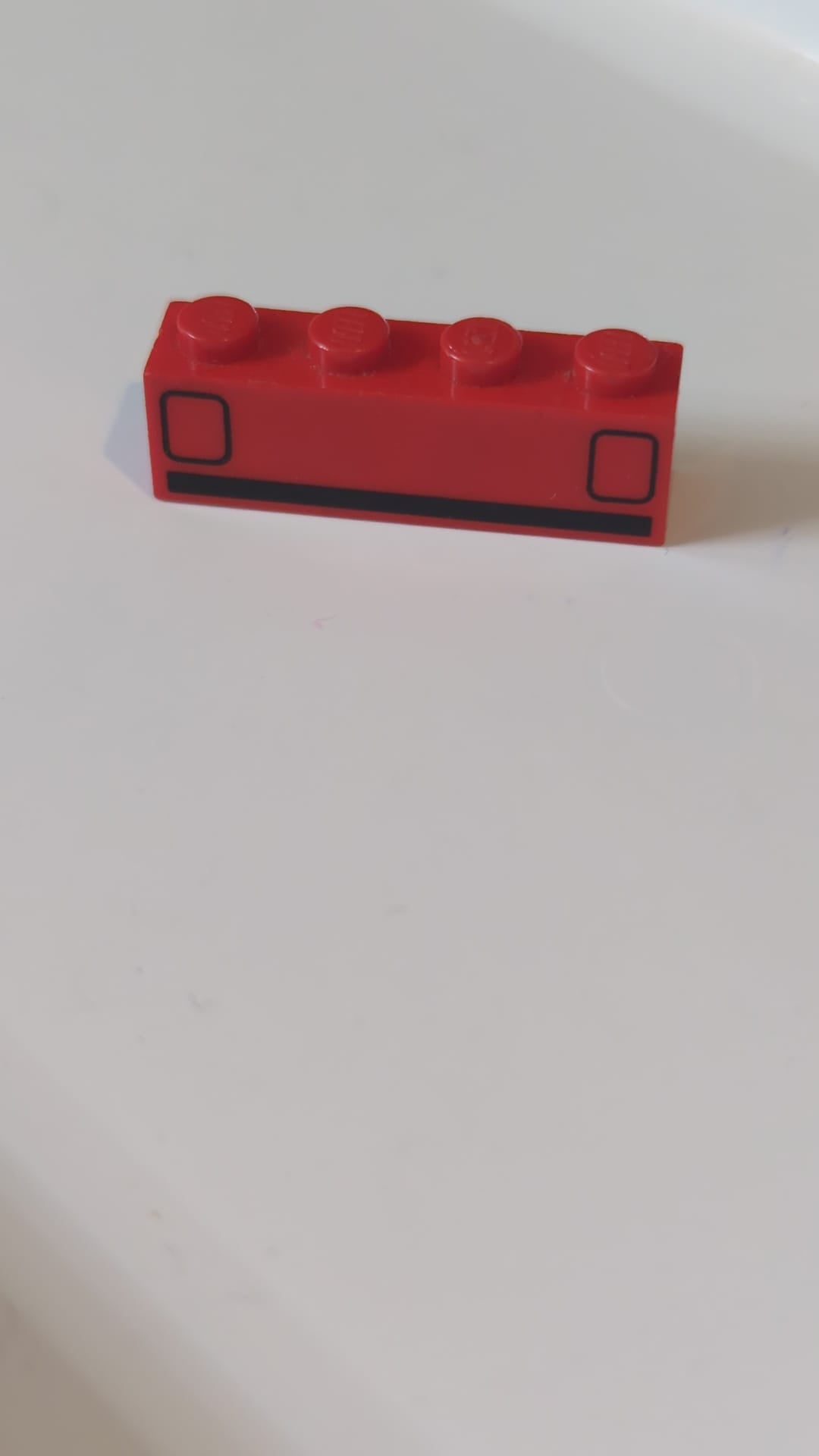 1x4 Stein  mit roten Auto-Rücklichtern und schwarzem Streifenmuster rot