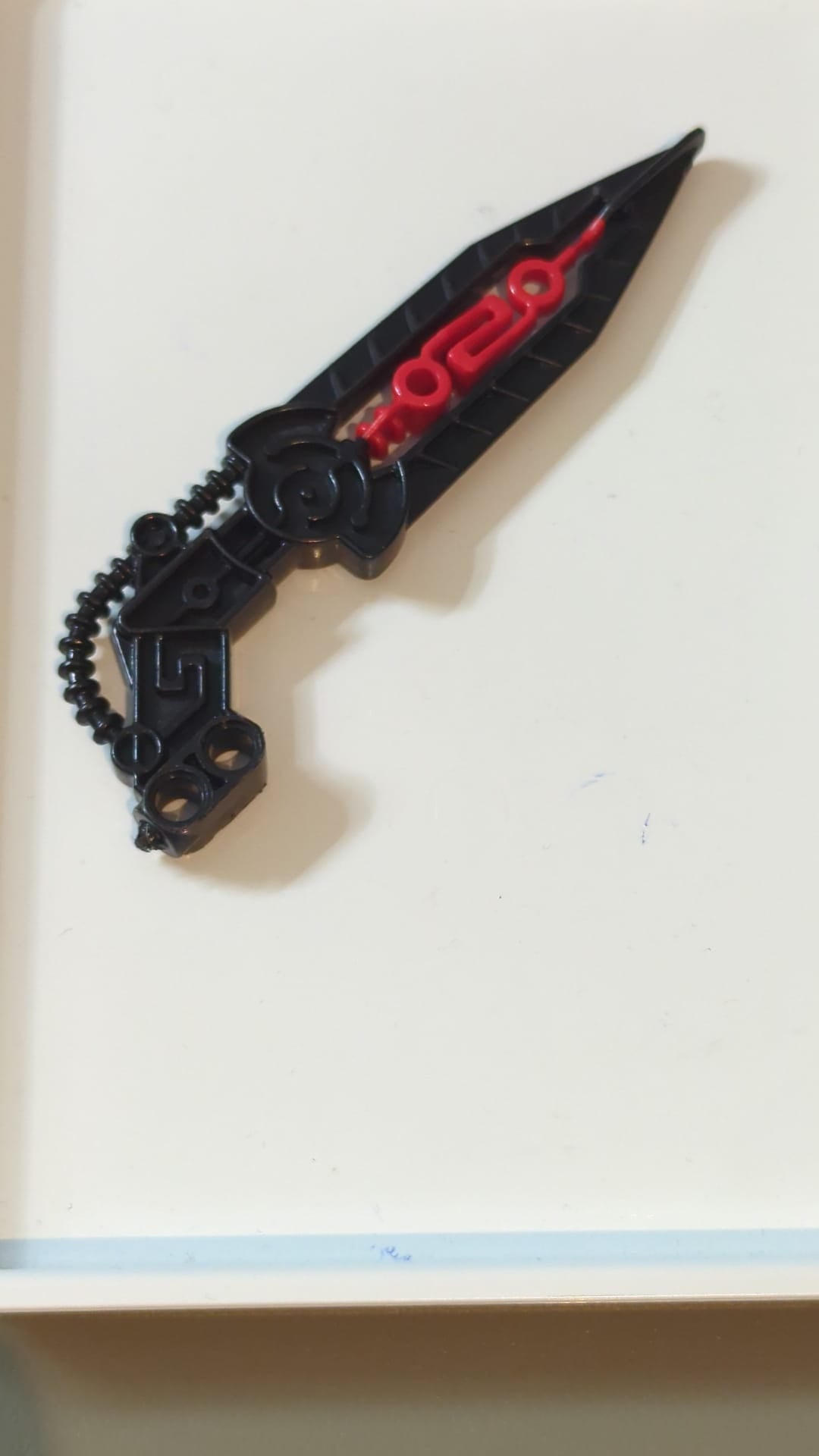 Bionicle-Flügel, abgewinkelt mit geformtem rotem Mittelmuster schwarz