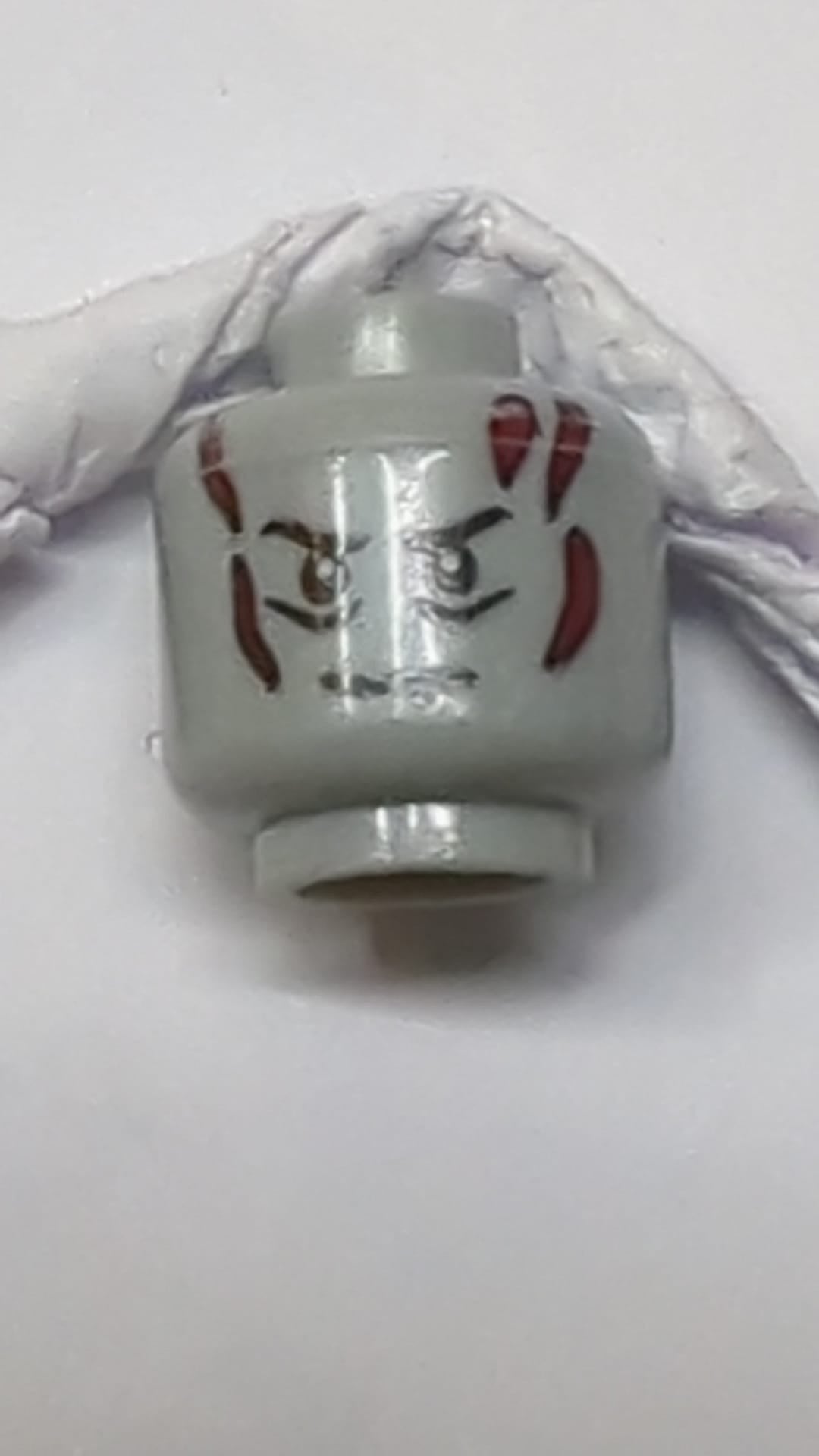 Minifigur, Kopf: Dunkelblaugraue Augenbrauen, Falten unter den Augen, Grübchen und Narben am Kinn, Dunkelrote Brandwunden, Zornesfalte neuhellgrau