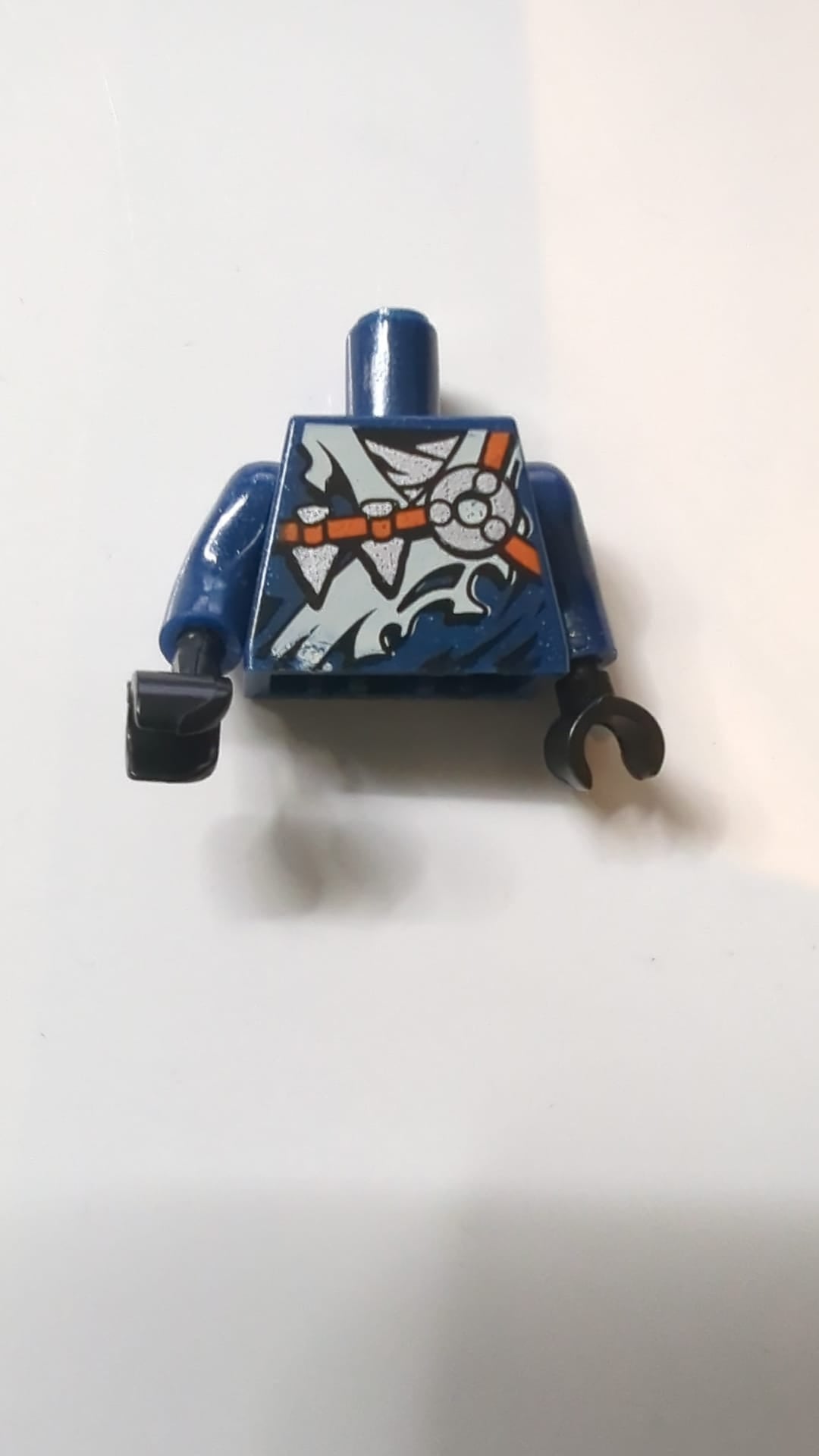 Torso: Ninjago-Robe, zerfetzter gelblich-grüner Kragen, rotbraune Riemen, silbernes Pfeilspitzenmuster / Arme: hellblaugrau / Hände: schwarz dunkelblau