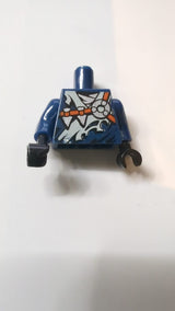 Torso: Ninjago-Robe, zerfetzter gelblich-grüner Kragen, rotbraune Riemen, silbernes Pfeilspitzenmuster / Arme: hellblaugrau / Hände: schwarz dunkelblau