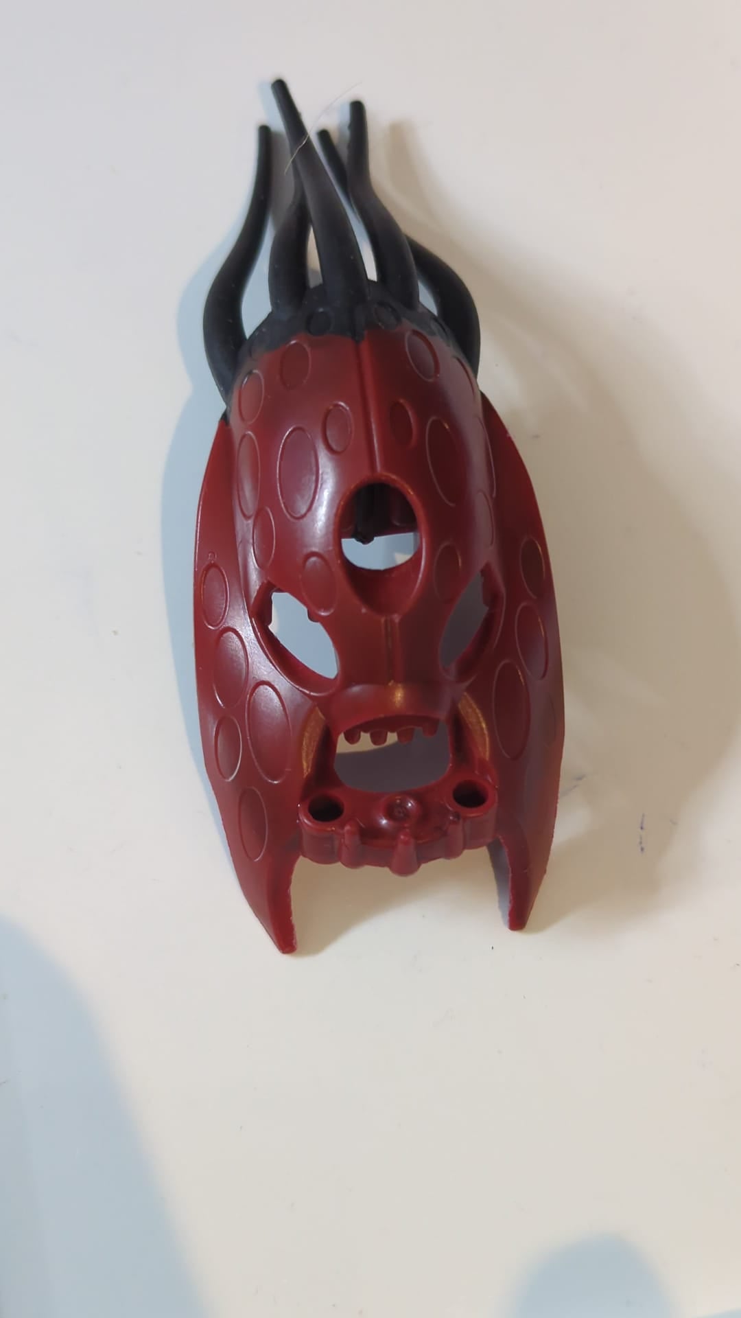 Bionicle-Kopf, Barraki Kalmah mit marmoriertem schwarzem Muster dunkelrot