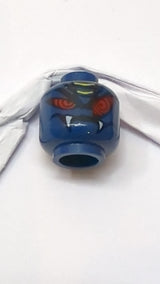 Minifigur, Kopf einer außerirdischen Schlange mit langen schwarzen Augenbrauen, großen roten Augen, gelben Schuppen und einem breiten, schiefen Grinsen mit Fangzahnmuster dunkelblau