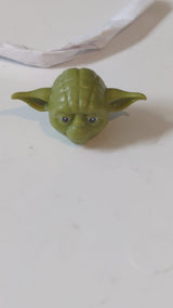 Minifigur, Kopf, modifiziertes SW Yoda-Muster mit gebogenen Ohren, schwarzen Augen und weißen Pupillen olivgrün