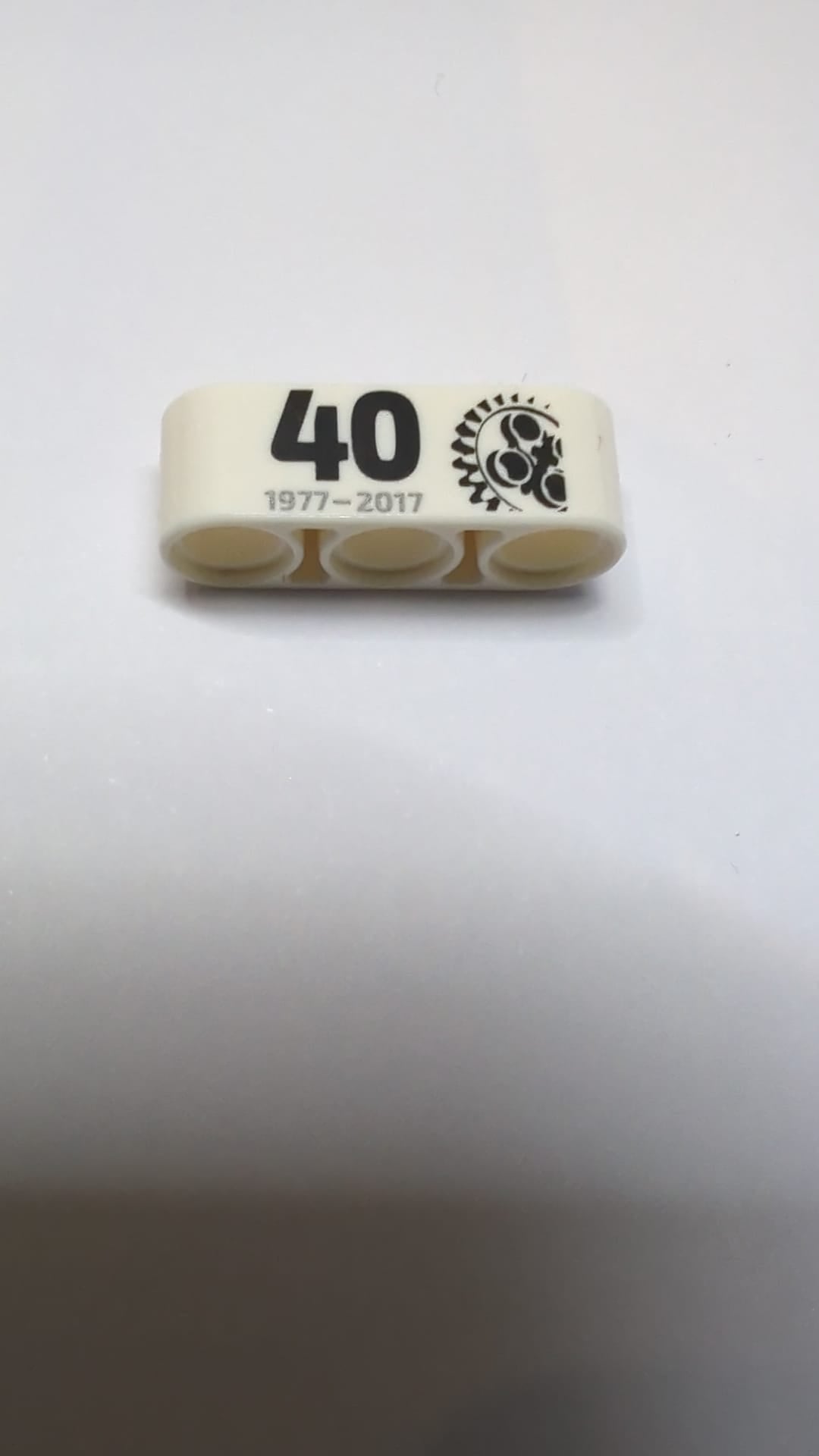 1x3 Technic, dicker Liftarm mit schwarzer Aufschrift „40“, „1977–2017“ und 24-Zahn-Zahnradmuster weiß