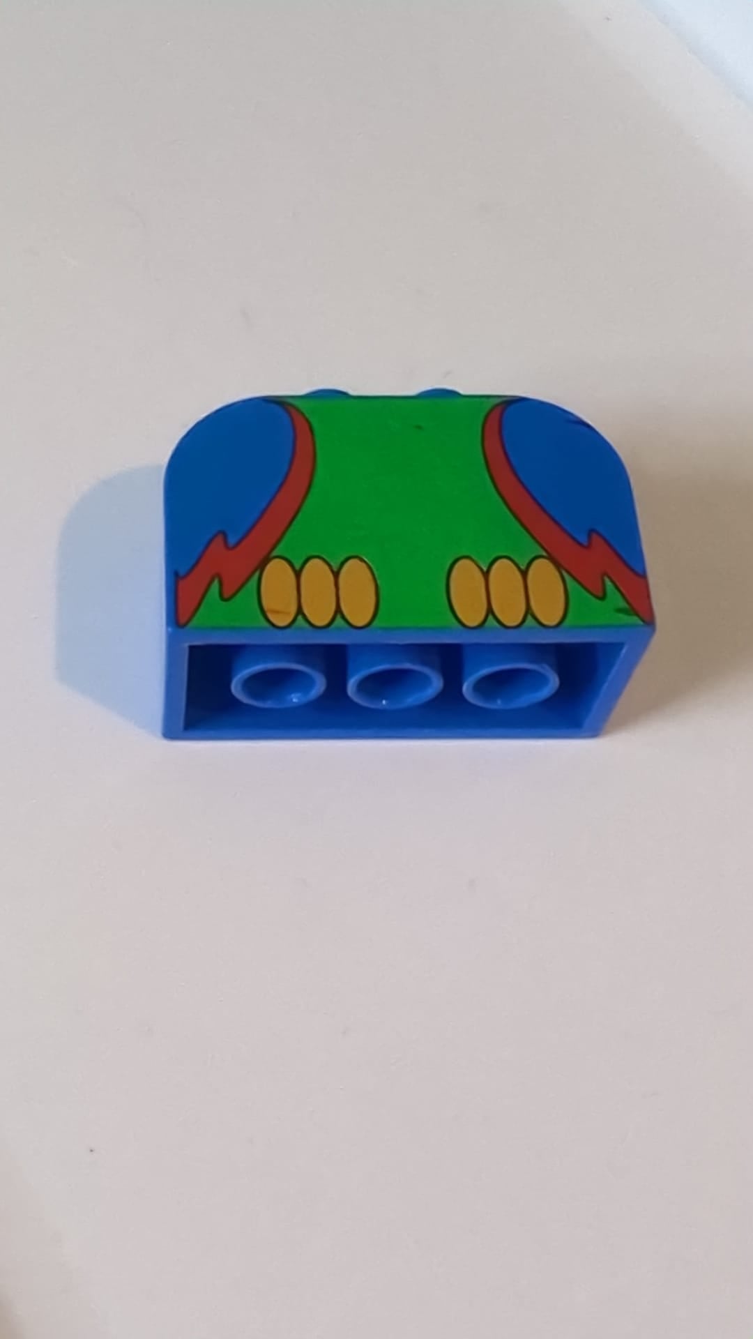 4x2x2 Schräge, gebogen doppelt mit 4 Noppen mit Papageienkörpermuster blau