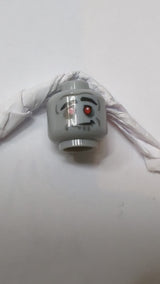 Minifigur, Kopf: Alien-Zombie, schwarze, dicke Augenbrauen, rote Augen, dunkelblaugrauer Lidschatten, Grübchen, Sabber und Stirnfalte, schiefes Grinsen neuhellgrau