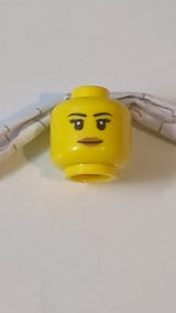 Minifigur, weiblicher Kopf, schwarze Augenbrauen, kurze Wimpern, nougatfarbene Lippen, Grinsen gelb