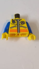 Torso-Jacke mit orangefarbenem Streifen, silbernen Reißverschlüssen, dunkelblaugrauem Kragen und Logo der Küstenwache der Stadt, Funkmuster / blaue Ärmel / gelbe Hände gelb