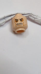Minifigur, Kopf: Doppelseitig schwarz, schräge Augenbrauen, dunkelorangefarbener Lidschatten, Wangenfalten, Grübchen und Narben am Kinn, wütend geöffneter Mund mit Zähnen / gelbe Augen und strenges Muster hellnougat (fleischfarben)