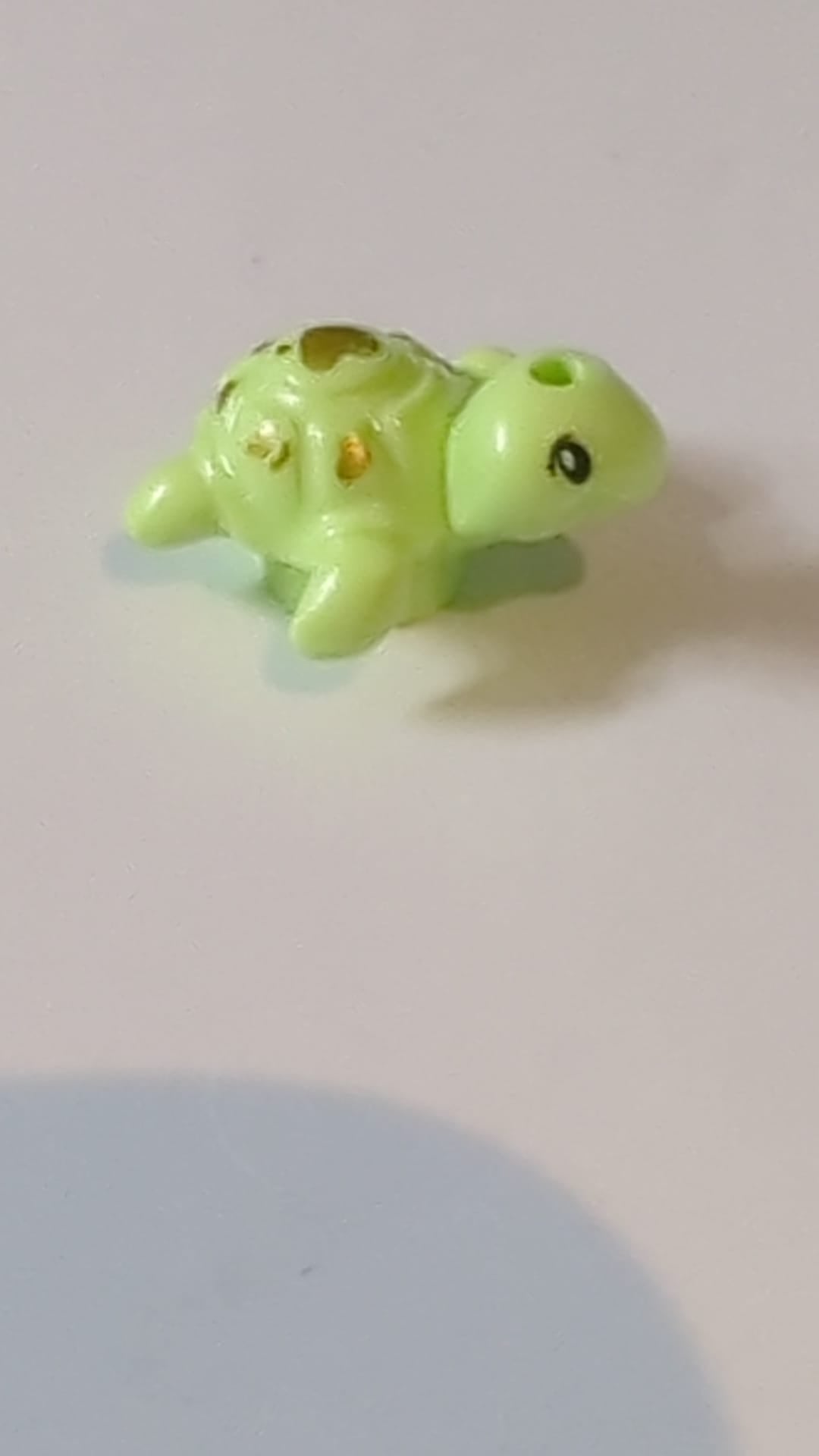 Schildkröte, Mini-Puppenstil, Baby mit schwarzen Augen und goldenem Fleckenmuster mintgrün