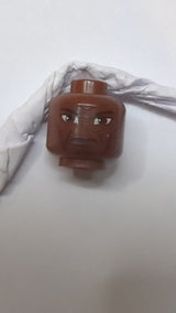 Minifigur, männlicher Kopf, Stirn- und Wangenlinien, Stirnfaltenmuster „SW Clone Wars Streitkolben“ neubraun