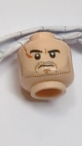 Minifigur, männlicher Kopf, große Narbe und Stoppelmuster hellnougat (fleischfarben)