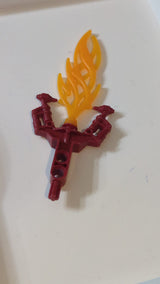 Bionicle-Waffe Hordika Blazer Claw mit geformtem, transparent-orangefarbenem, flexiblem Flammenmuster dunkelrot