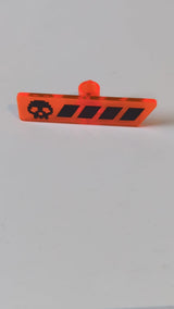Minifigur, Utensil-Gameplayer-Etikett mit pixeligem schwarzem Totenkopf und unterbrochenem Streifen-/Gesundheitsbalkenmuster transparent neonorange