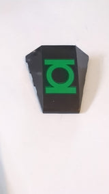 4x4 Keilstein Dreifach gebogen, ohne Noppen, mit Green Lantern Logo-Muster schwarz