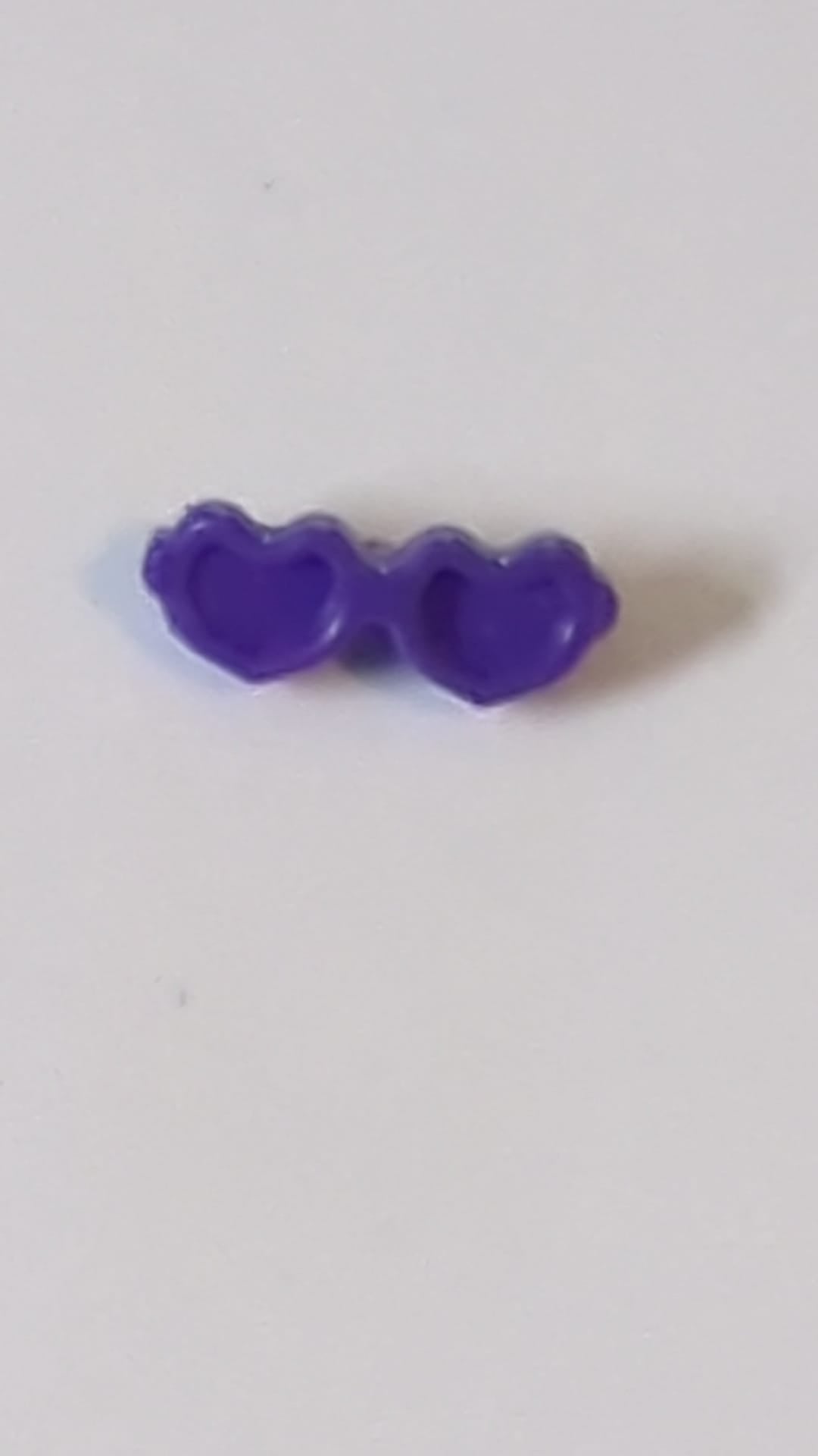 Friends Accessoires Brille, herzförmig mit kleinem Anstecker lila