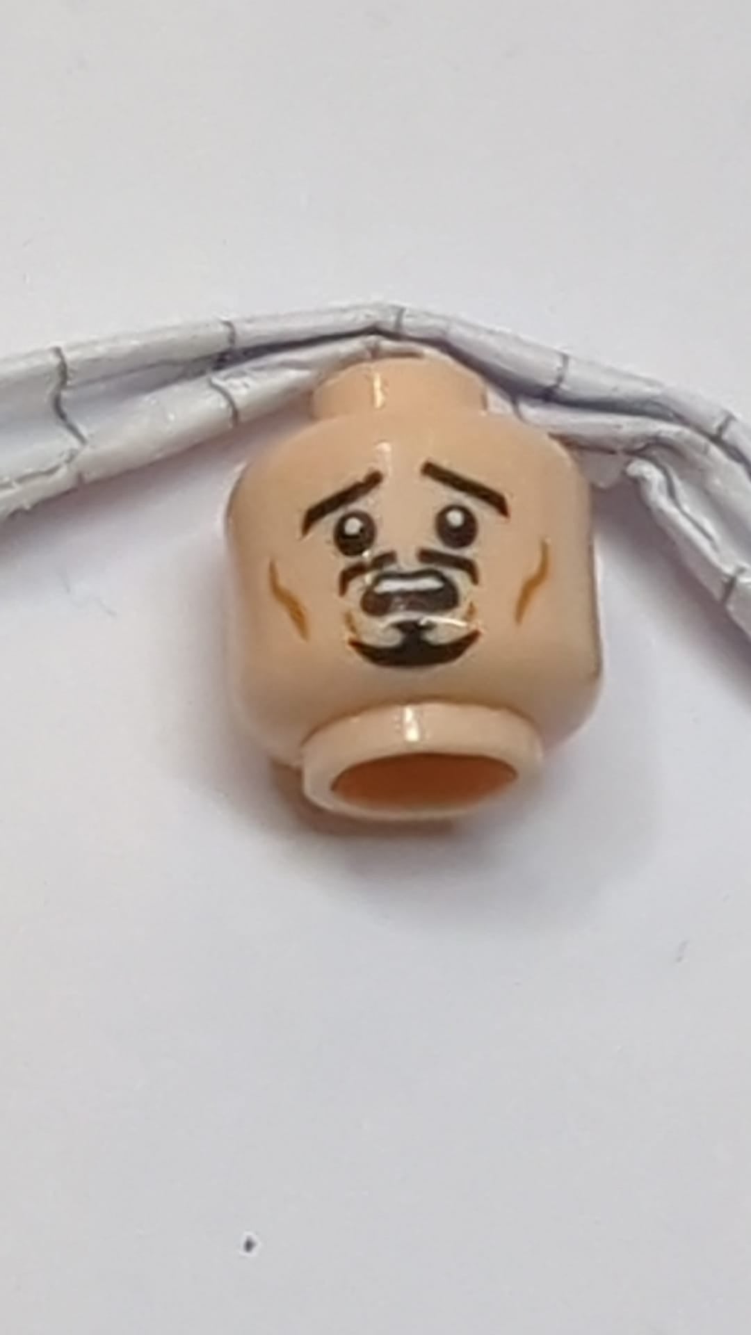 Minifigur, Kopf mit doppelseitigem Schnurrbart, Spitzbart und Wangenfalten, spöttisches/ängstliches Muster hellnougat (fleischfarben)