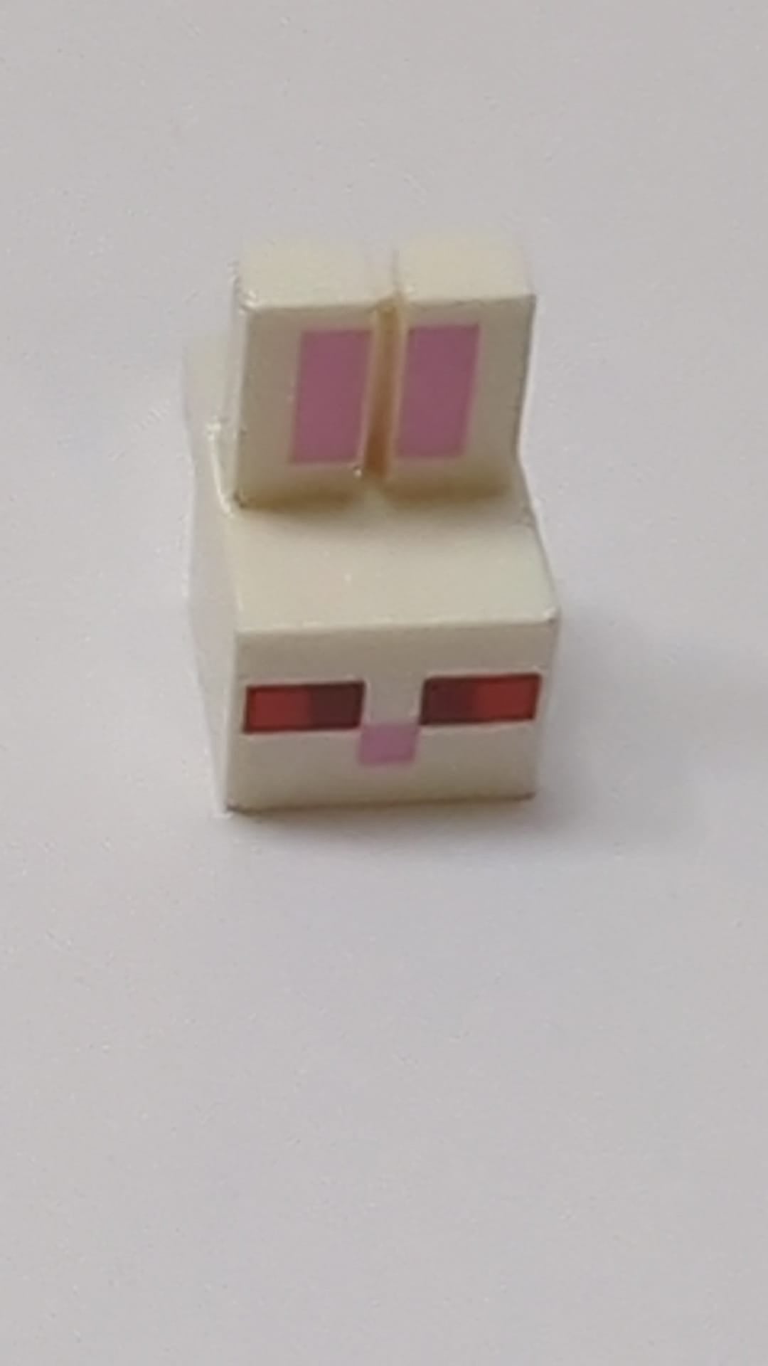 Kreaturenkopf pixelig mit langen Ohren mit leuchtend rosa Ohrmuscheln, roten und dunkelroten Augen und leuchtend rosa Nasenmuster "Minecraft Killer Bunny" weiß