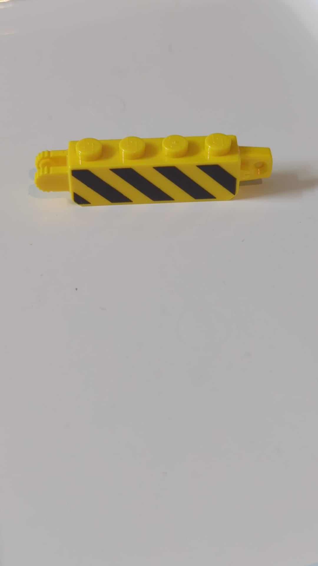 1x4 Scharnierstein (rastend) mit schwarz-gelbem Warnstreifenmuster auf beiden Seiten gelb