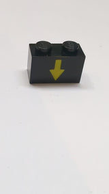 1x2 Stein mit gelbem Abwärtspfeil und schwarzem Randmuster schwarz