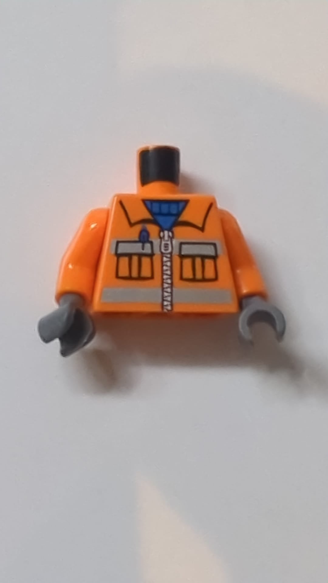 Arbeitskleidung für Bauarbeiter mit Taschen, silbernem Reißverschluss und reflektierenden Streifen über blauem Pullovermuster / orangefarbene Ärmel / dunkelblaugraue Hände orange