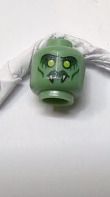 Minifigur, doppelseitiger Alienkopf mit gelben Augen, Reißzähnen, grünen Lippen, Wangenfalten / offenem Mund mit rotem Augenmuster sandgrün