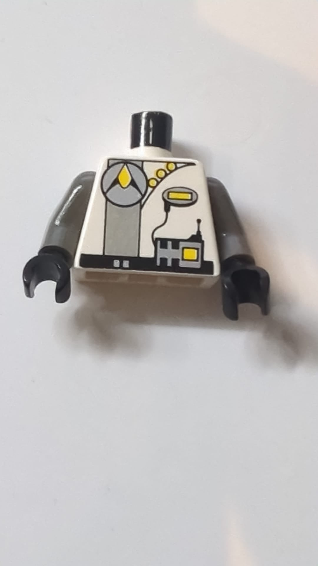 Torso Space Exploriens Silbernes Kreislogo und Funkgerät, hellgrauer Streifen, gelbe Knöpfe, schwarzes Gürtelmuster / dunkelgraue Arme / schwarze Hände weiß
