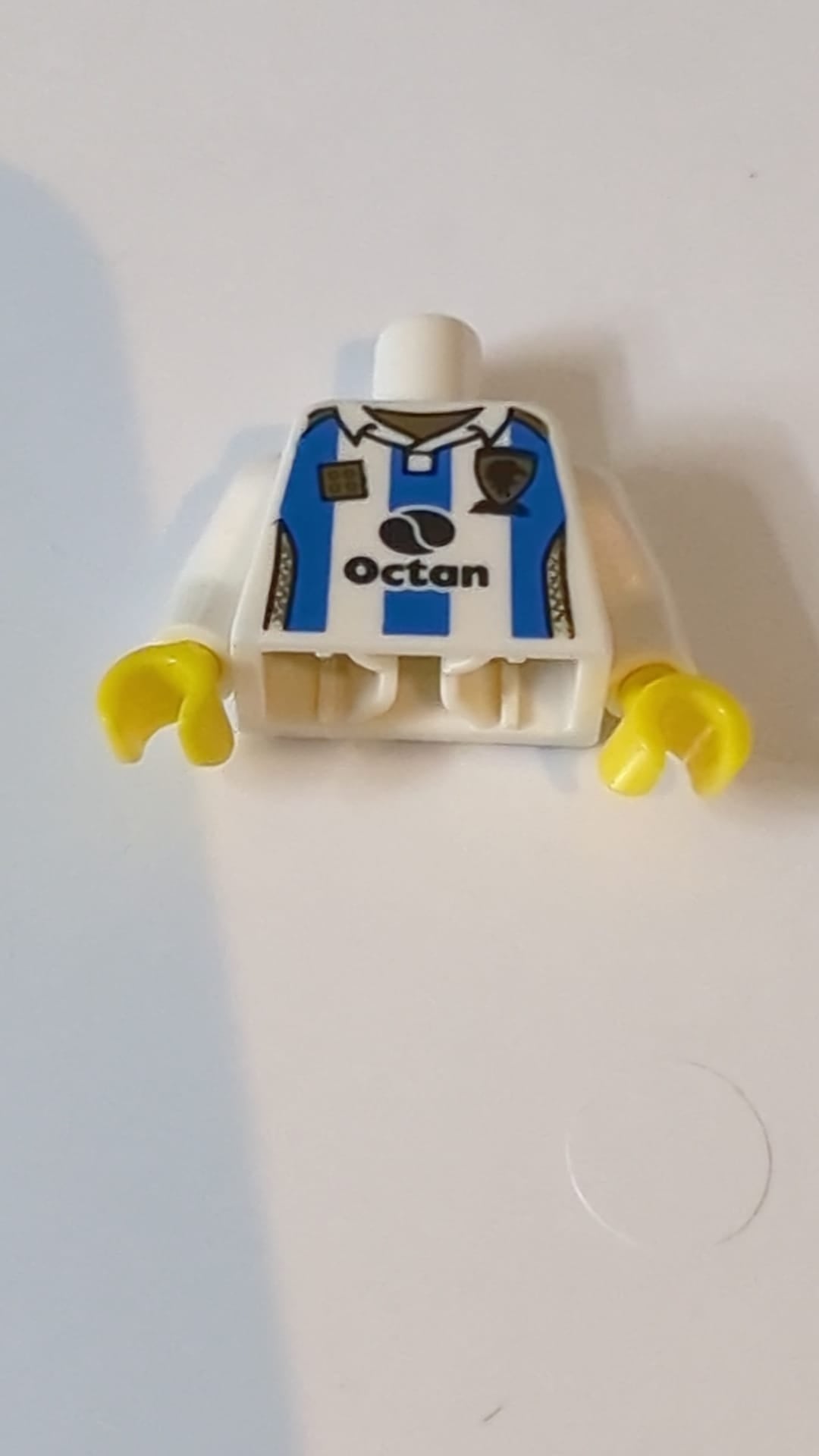 Torso Soccer Octan Logo und hellblaues Streifenmuster / Weiße Arme / Gelbe Hände weiß
