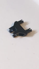 1x3 Technic, Stecknadel-Doppeldreieck mit 2 Clips mit runden Stecknadellöchern schwarz