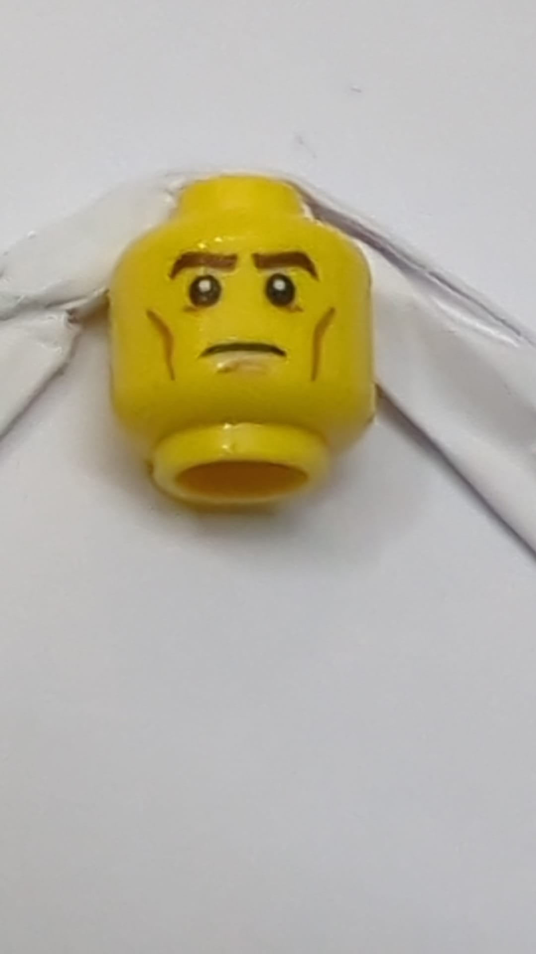 Minifigur, Kopf: braune Augenbrauen, weiße Pupillen, Wangenfalten, Stirnrunzeln gelb