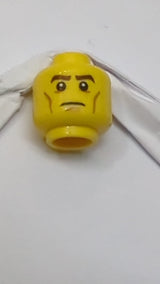 Minifigur, Kopf: braune Augenbrauen, weiße Pupillen, Wangenfalten, Stirnrunzeln gelb