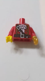 Offene Piratenkapitänsjacke mit Goldbesatz über weißem Hemd mit Kragenrüsche, dunkelbraune Gürtel mit silbernen Schnallen, rote Ärmel, perlmuttfarbener goldener Haken links, gelbe Hand rechts
