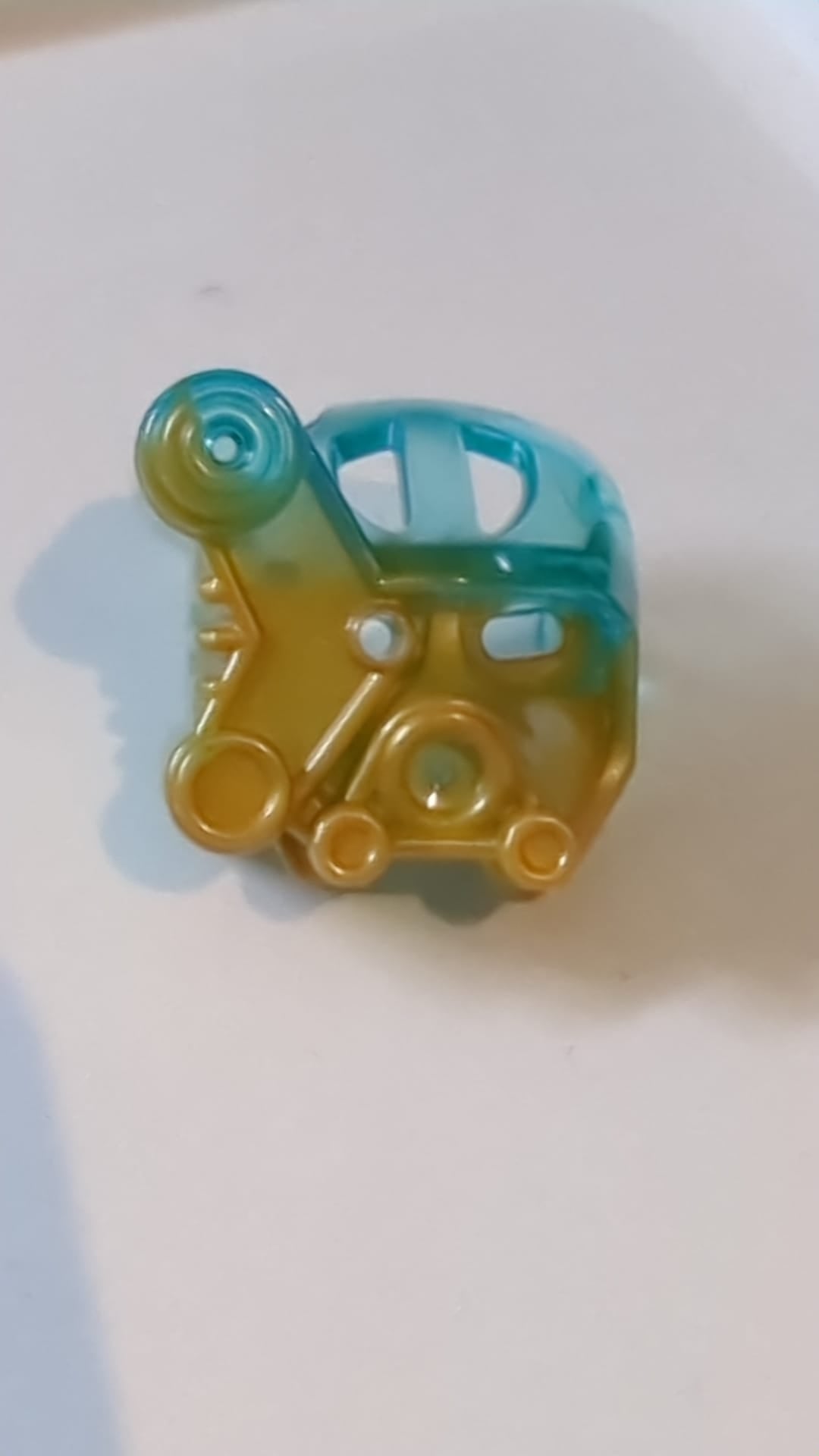 Bionicle-Eismaske mit marmoriertem, durchscheinend hellblauem Muster pearlgold