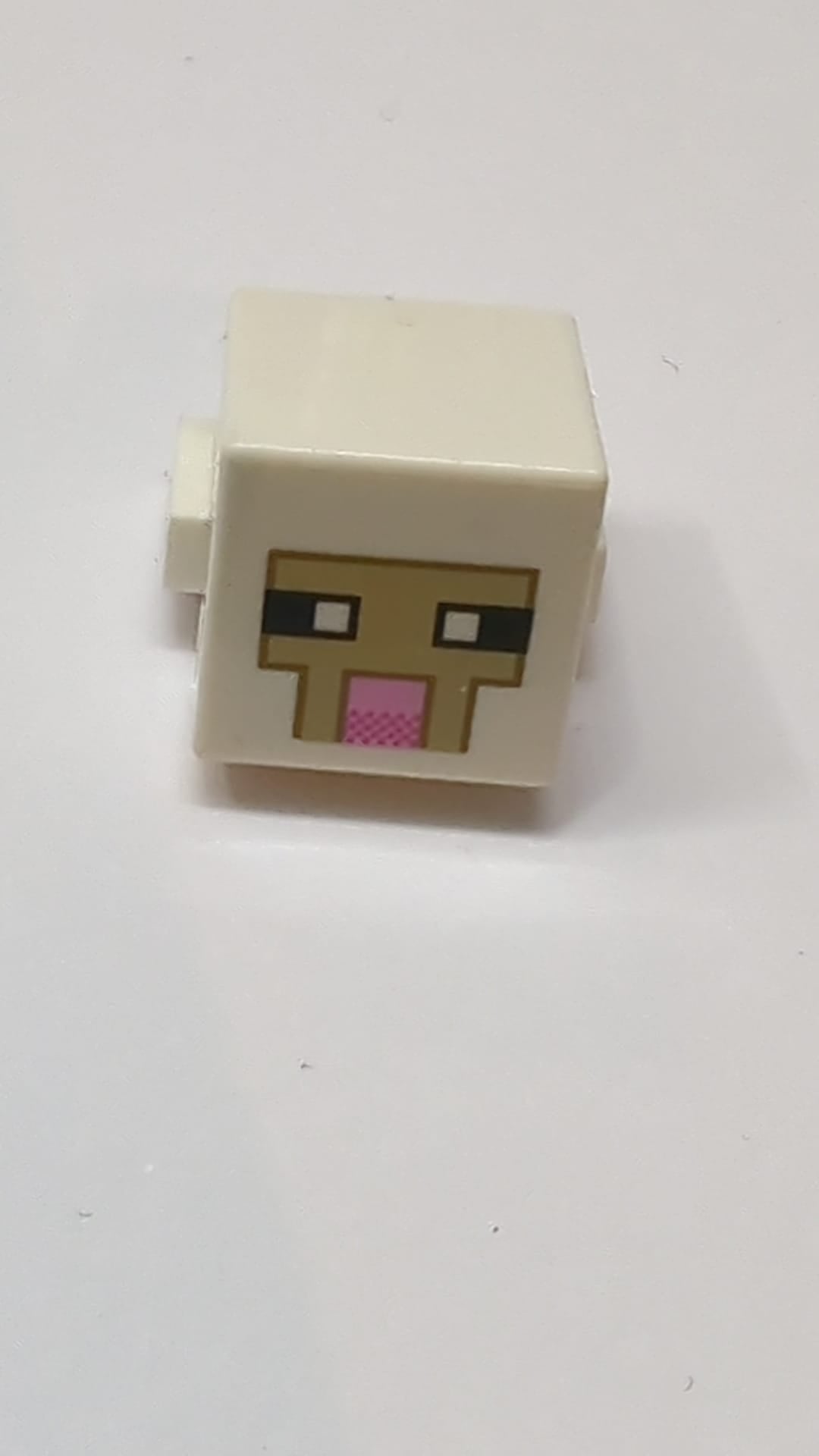 Kreaturenkopf pixelig mit schwarz-weißen Augen, leuchtend rosa Nase, hellbraunem Gesicht mit dunkelbraunem Umrissmuster Minecraft Schaf weiß