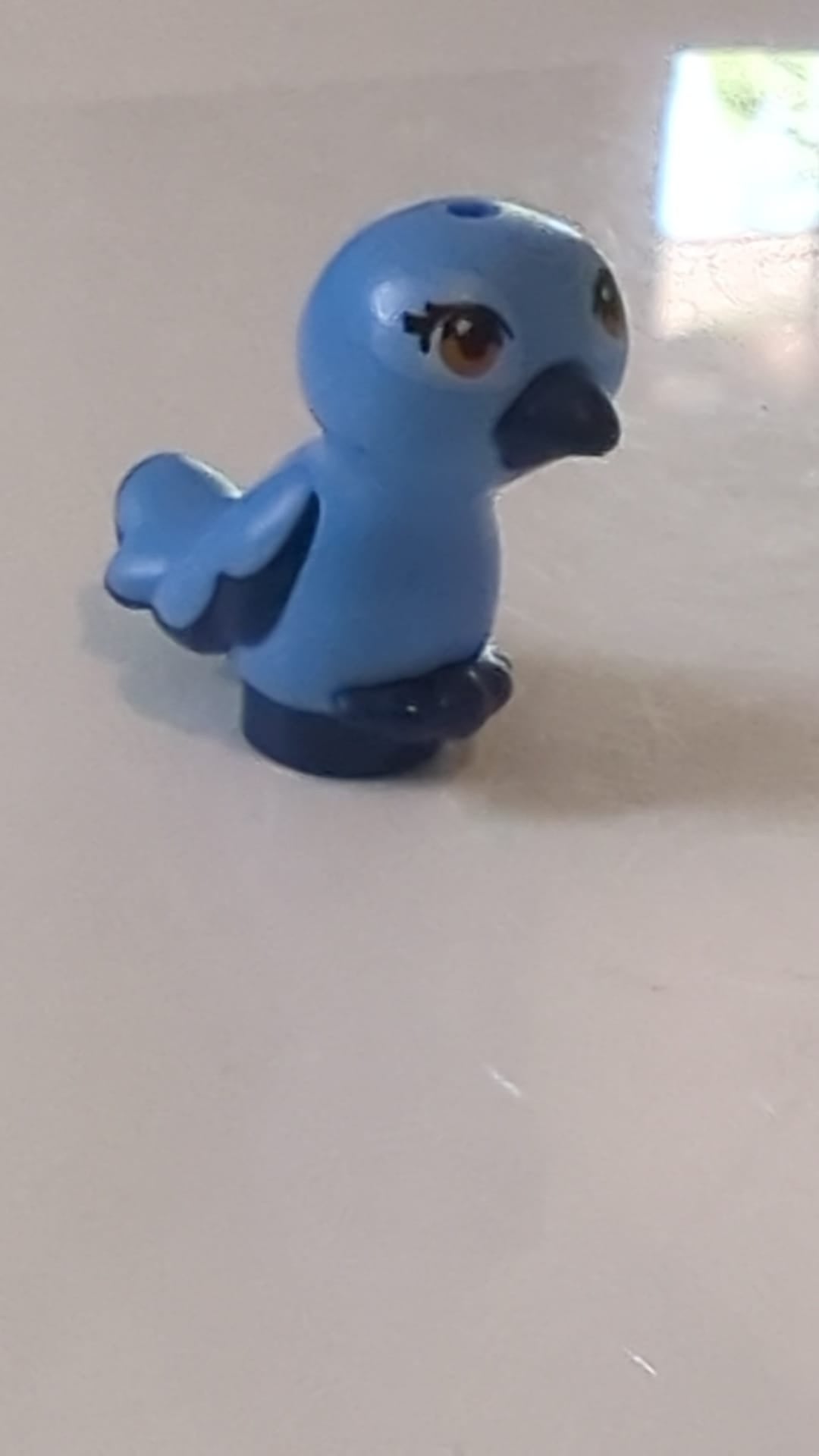 Vogel, Mini-Puppenstil, Füße verbunden mit geformtem dunkelblauem Schnabel, Federn und Zehen und bedruckten mittelgroßen nougatfarbenen Augen mit Wimpern und hellblauen Augenklappen Muster "Friends Cinnamon / Mimi" mittelblau