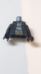 Offene Lederjacke mit Riemen über einem Hemd mit dunkelblaugrauen und hellblaugrauen Streifen, dunkelbrauner Gürtel mit silberner Schnalle / Schwarze Ärmel / Schwarze Hände schwart