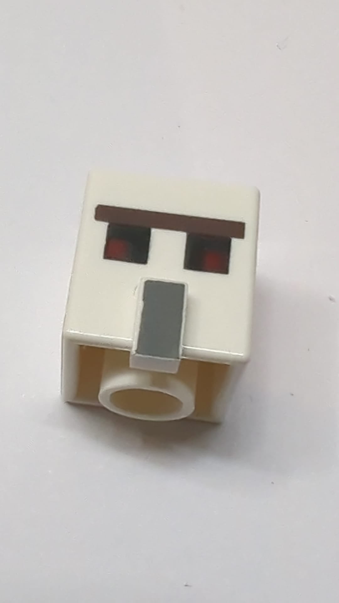 Minifigur, Kopf, Modifizierter Würfel hoch mit erhabenem Rechteck mit pixeliger dunkelbrauner Monobraue, roten und schwarzen Augen und dunkelblaugrauem Nasenmuster "Minecraft Eisengolem" weiß
