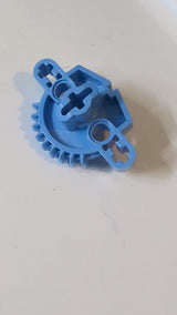 Bionicle Matoran-Torso, Zahnrad mit 9 Zähnen, 3 Achsenlöchern und 2 Stiftlöchern mittelblau
