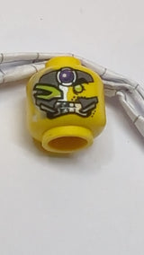 Minifigur, Alienkopf mit Metallmaske, violettem Juwel, grünem Auge und spitzen Zähnen gelb