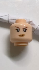 Minifigur, Kopf doppelseitig, weiblich, dunkelbraune Augenbrauen, schwarze Wimpern, nougatfarbene Lippen, schiefes Grinsen/wütender Gesichtsausdruck hellnougat (fleischfarben)