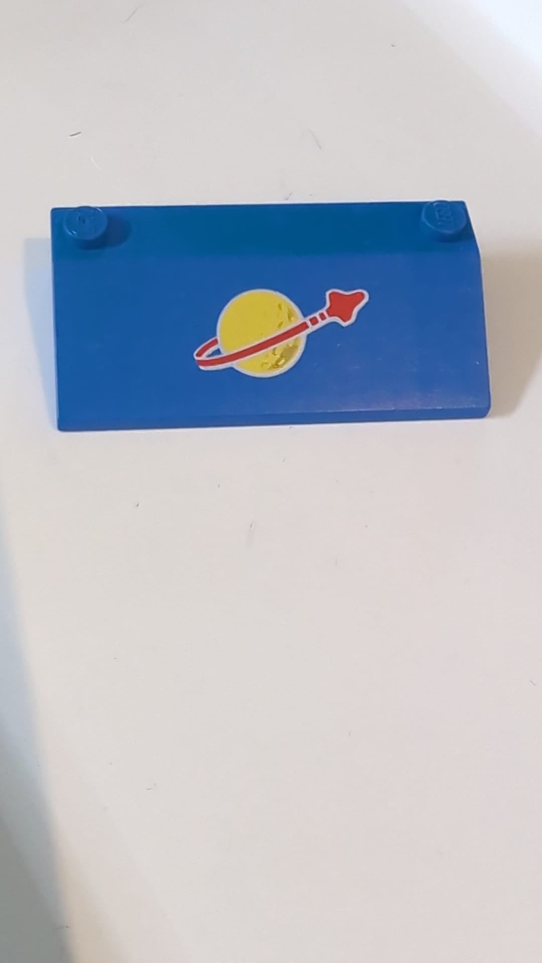 3x6 Schrägstein 33 mit Innenwänden mit kleinem Muster des klassischen Weltraumlogos blau