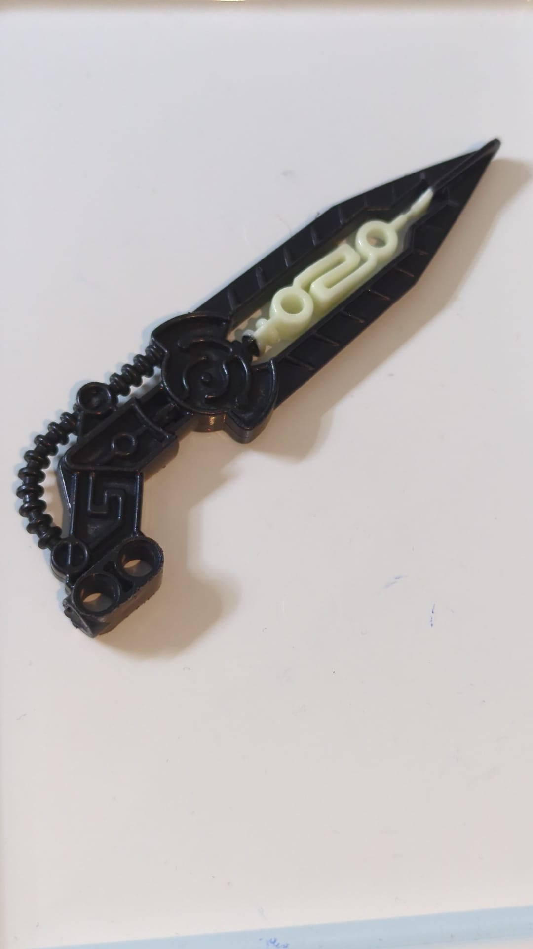 Bionicle-Flügel, abgewinkelt mit geformtem, im Dunkeln leuchtendem, undurchsichtigem Mittelmuster schwarz