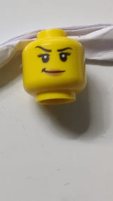 Minifigur, weiblicher Kopf, schwarze Augenbrauen, nach rechts hochgezogen, Wimpern, nougatfarbene Lippen, verschmitztes Lächeln gelb