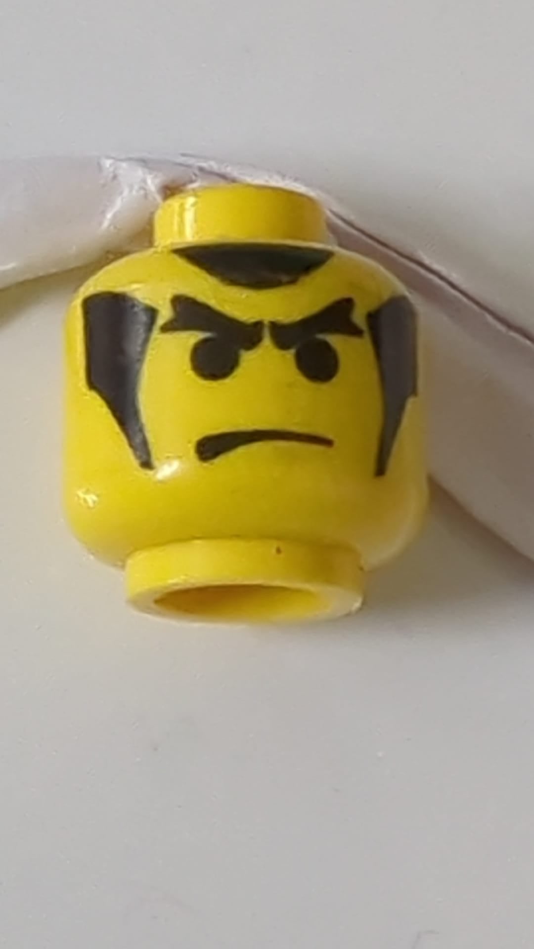Minifigur, männlicher Kopf mit wütenden Augenbrauen und Koteletten im Ninja-Muster gelb