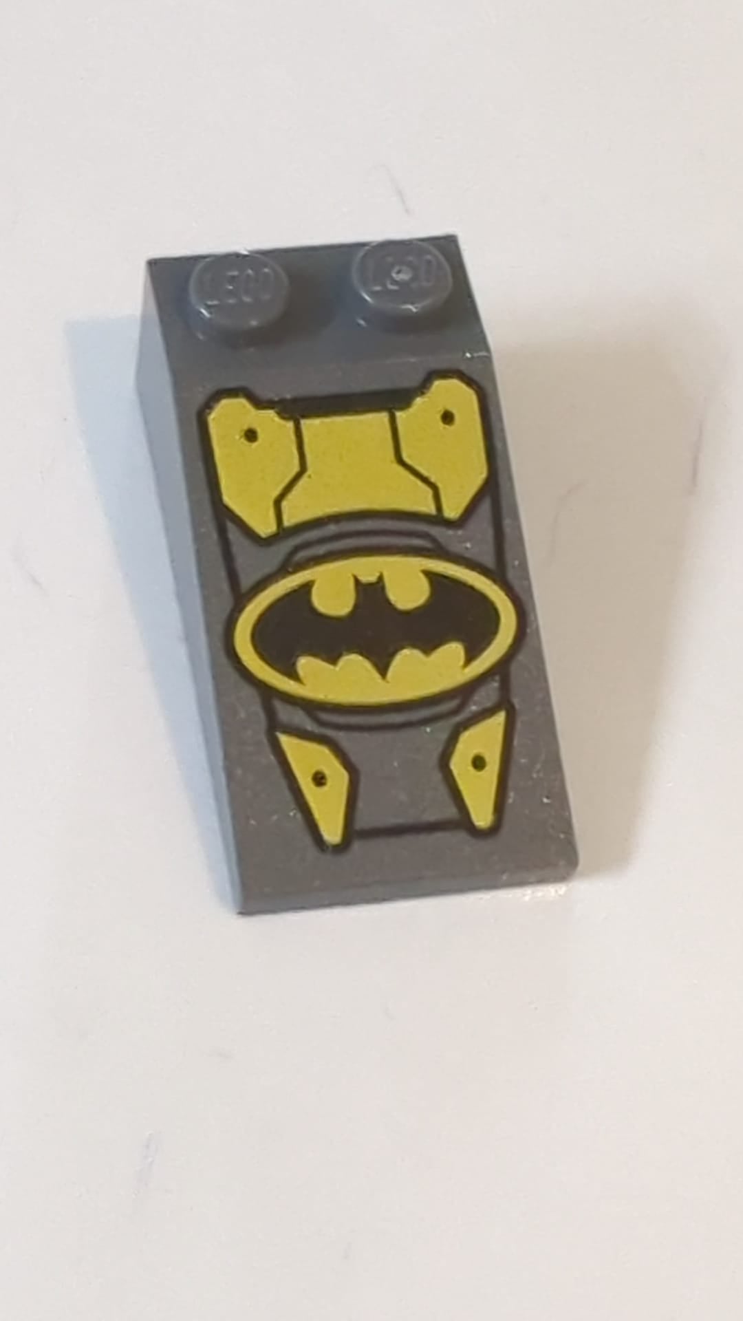 4x2 Schrägstein 18 mit ovalem Batman-Logo und gelbem Panzerplattenmuster neudunkelgrau