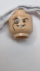 Minifigur, Kopf mit Brille und Monokel, hochgezogene rechte Augenbraue, Falten, Lächelnmuster „Pinguin“ hellnougat (fleischfarben)
