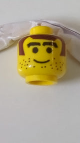 Minifigur, Kopf: Schwarze, dicke, blockartige Augenbrauen, dunkelrote Haare und Koteletten, Bartstoppeln, Grinsen gelb