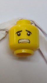Minifigur, Kopf mit doppelseitigen schwarzen Augenbrauen, mittelgroßes nougatfarbenes Kinngrübchen, schmales Grinsen/ängstlicher, offener Mund mit Zahnmuster gelb
